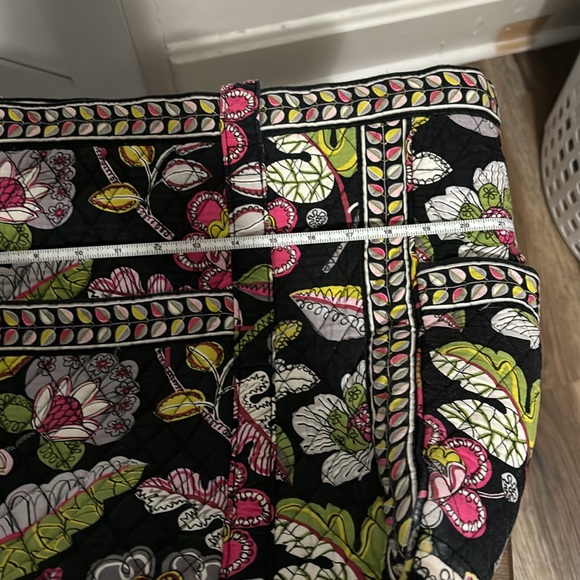 Reduced!  Vera Bradley large floral print tote travel bag - Picture 16 of 17